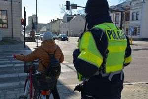Policjant i pani z rowerem