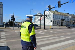 Policjant przy skrzyżowaniu