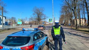 Policjant i radiowóz