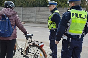 Policjanci i rowerzysta