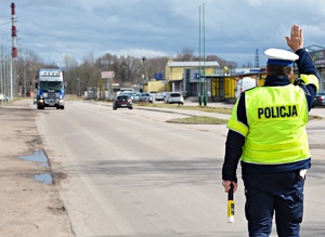 Policjant WRD zatrzymuje samochód ciężarowy do kontroli