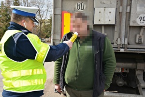 Policjant WRD sprawdza trzeźwość kierowcy