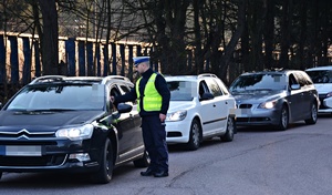 Policjant sprawdza trzeźwość kierowców