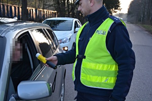 Policjant sprawdza trzeźwość kierowcy