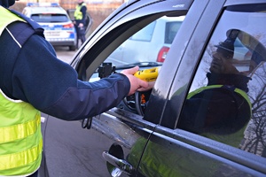 Policjant sprawdza trzeźwość kierowcy