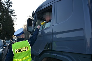 Policjant sprawdza trzeźwość kierowcy