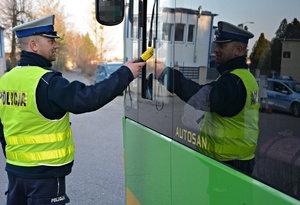 Policjant sprawdza trzeźwość kierowcy