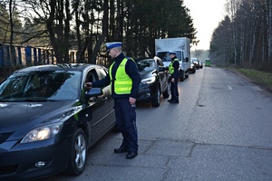 Policjanci sprawdzają trzeźwość kierowców