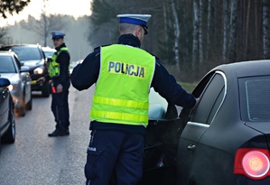 Policjanci sprawdzają trzeźwość kierowców