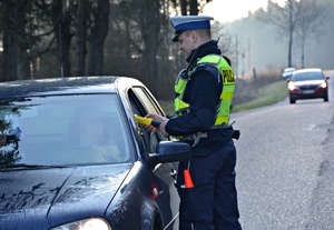 Policjant sprawdza trzeźwość kierowcy