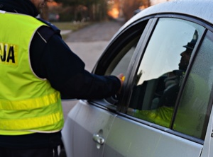 Policjant sprawdza trzeźwość kierowcy