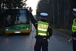 Policjant zatrzymuje autobus do kontroli