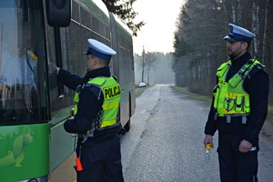 Policjant sprawdza trzeźwość kierowcy