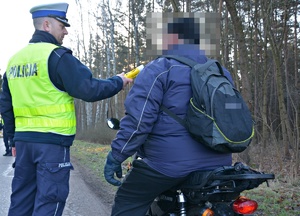 Policjant sprawdza trzeźwość kierowcy