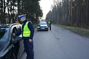 Policjant sprawdza trzeźwość kierowcy