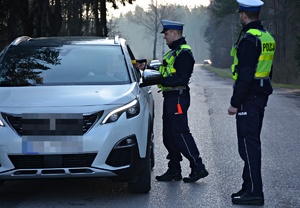 Policjant sprawdza trzeźwość kierowcy