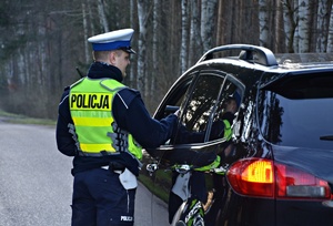 Policjant sprawdza trzeźwość kierowcy