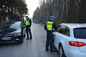 Policjant sprawdza trzeźwość kierowcy