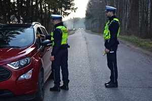 Policjant sprawdza trzeźwość kierowcy