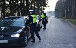 Policjanci sprawdzają trzeźwość kierowców