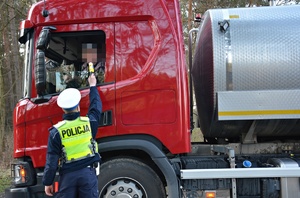 Policjant sprawdza trzeźwość kierowcy