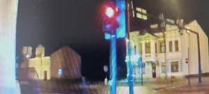 sygnalizator drogowy świecący na czerwono