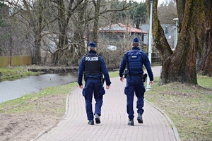 Policjanci patrolują rejon rzeki