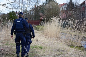Policjanci patrolują rejon rzeki