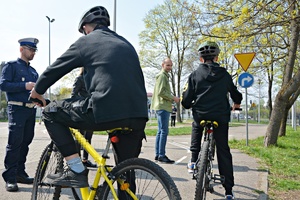 uczniowie podczas jazdy rowerem