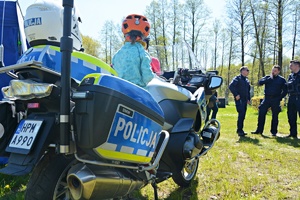 Dziecko na policyjnym motocyklu
