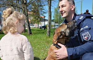 Przewodnik z psem służbowym, obok dziewczynka