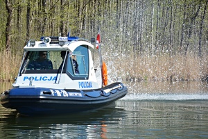 Policyjna łódź na wodzie patroluje jezioro
