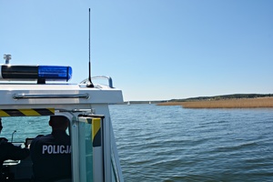Policyjna łódź na wodzie, patroluje jezioro