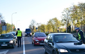Policjanci sprawdzają trzeźwość kierowców