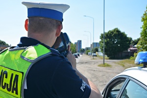 Policjant WRD mierzy prędkość pojazdów