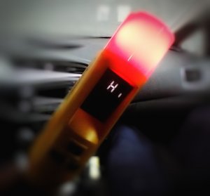 Urządzenie do badania stanu trzeźwości kierowców świeci się na czerwono