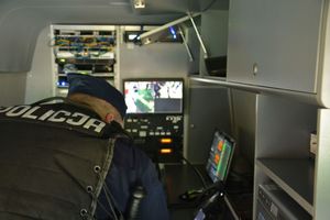 Policjant i monitory