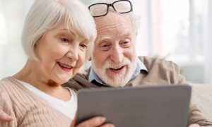 Kobieta i mężczyzna w podeszłym wieku przy laptopie