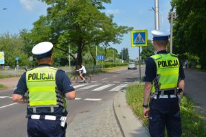 Policjanci stojący przy drodze