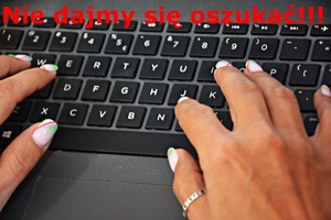 Dłonie kobiety na klawiaturze, czerwony napis: nie dajmy się oszukać!!!!