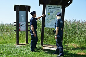 Policjanci przy tablicy informacyjnej