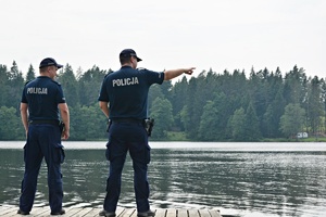 Policjanci obserwują jezioro