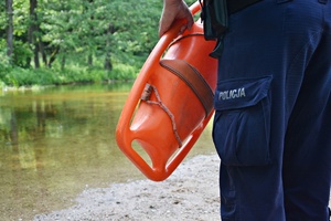 rzeka bojka ratunkowa fragment spodni policjanta
