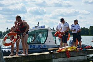 Policjanci podczas ćwiczeń z ratownictwa wodnego na pomoście