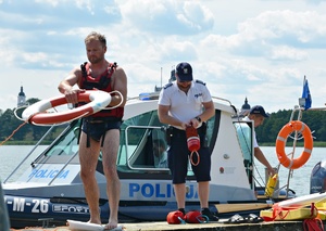 Policjanci podczas ćwiczeń z ratownictwa wodnego na pomoście