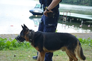Policjant z psem nad jeziorem