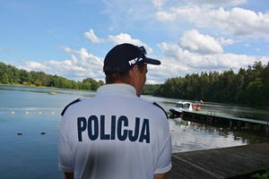 Policjant nad jeziorem