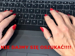Dłonie kobiety z czerwonymi paznokciami na klawiaturze. Czerwony napis: nie dajmy się oszukać