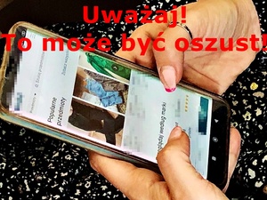 Damskie dłonie trzymają smartfon. Nad nimi czerwony napis: uważaj! to może być oszust!