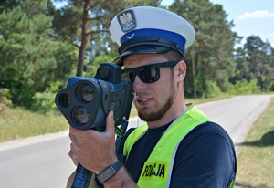 Policjant mierzy prędkość kierowców
